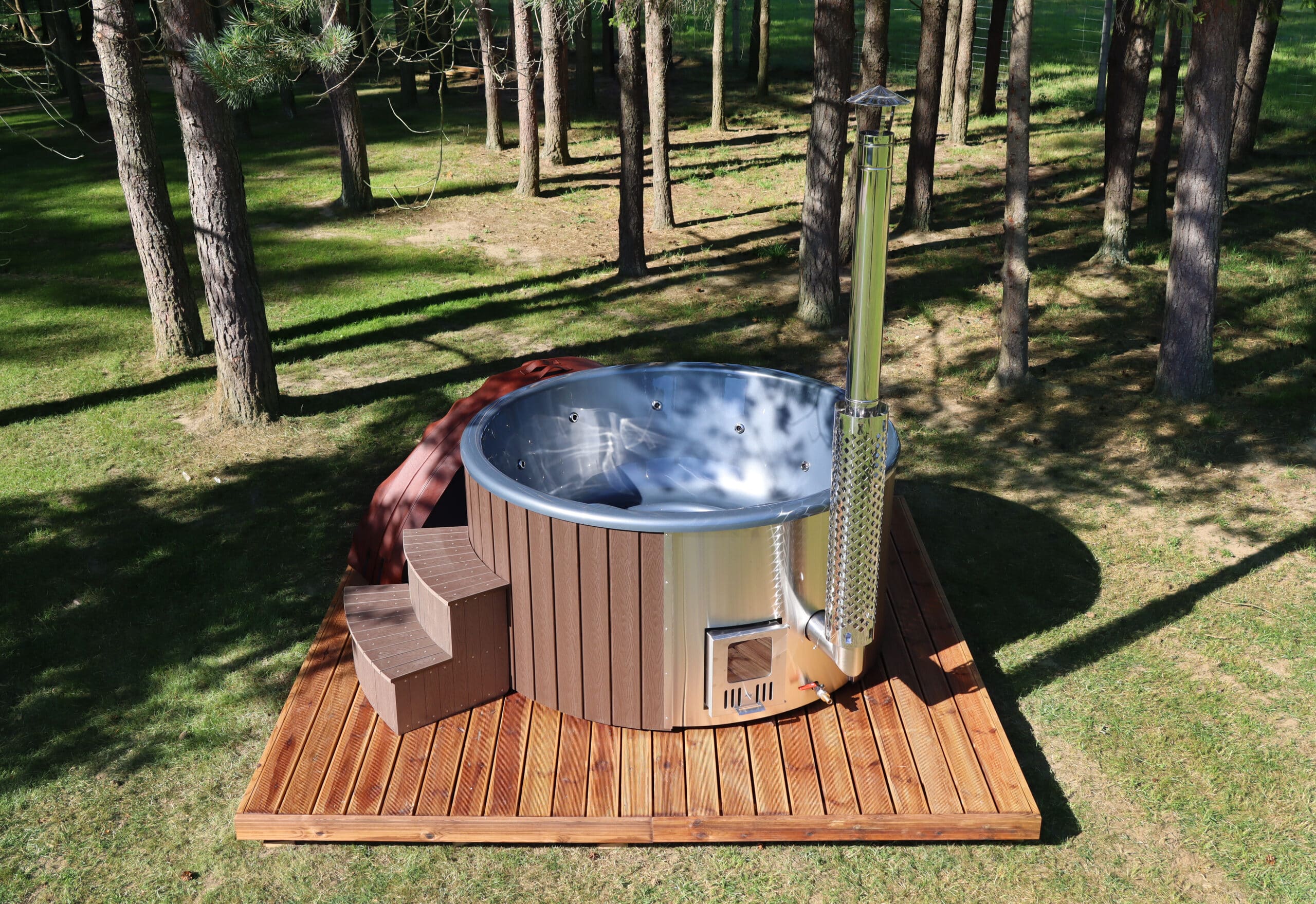 Eleganter Acryl Hot Tub mit WPC-Verkleidung